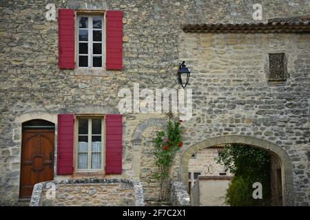 Paysage à l'architecture provençale typique de la Renaissance dans le village pittoresque de Grambois, Provence-Alpes-Côte d'Azur, Vaucluse, France. Banque D'Images