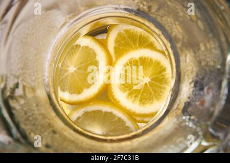 Limonade dans une carafe en verre Banque D'Images