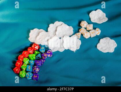 Image d'un arc-en-ciel et de nuages créés à partir de RPG dés et tampons de coton Banque D'Images