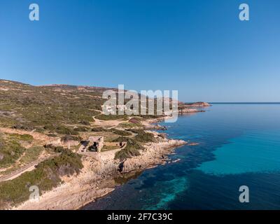 Un bâtiment en pierre abandonné sur la côte rocheuse de La Revellata près de la mer Méditerranée turquoise près de Calvi in La Balagne de Corse Banque D'Images