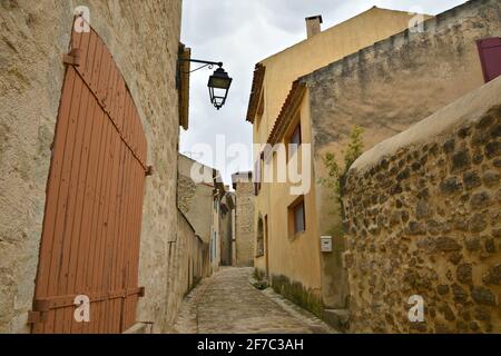 Paysage à l'architecture provençale typique de la Renaissance dans le village pittoresque de Grambois, Provence-Alpes-Côte d'Azur, Vaucluse, France. Banque D'Images