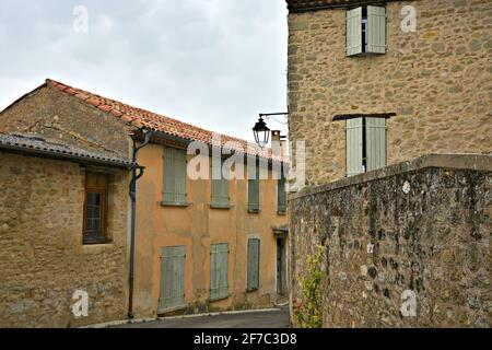 Paysage à l'architecture provençale typique de la Renaissance dans le village pittoresque de Grambois, Provence-Alpes-Côte d'Azur, Vaucluse, France. Banque D'Images