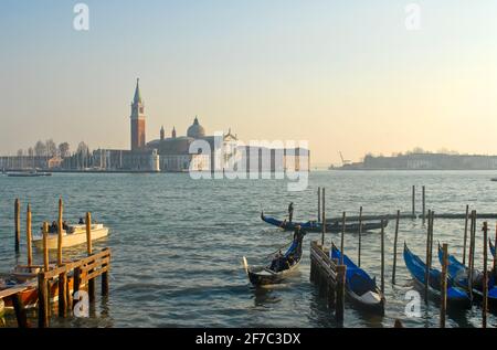 Venise : télécabine à Grand Canale, avec l'île de San Giorgio Maggiore en arrière-plan. Italie Banque D'Images