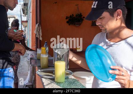 Servir du jus de canne à sucre ou du guarapo dans une petite entreprise privée, Cuba Banque D'Images