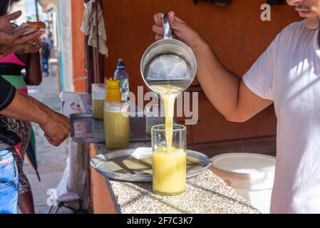 Servir du jus de canne à sucre ou du guarapo dans une petite entreprise privée, Cuba Banque D'Images