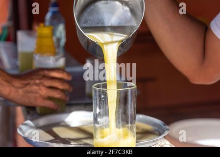 Servir du jus de canne à sucre ou du guarapo dans une petite entreprise privée, Cuba Banque D'Images