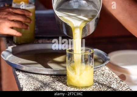 Servir du jus de canne à sucre ou du guarapo dans une petite entreprise privée, Cuba Banque D'Images