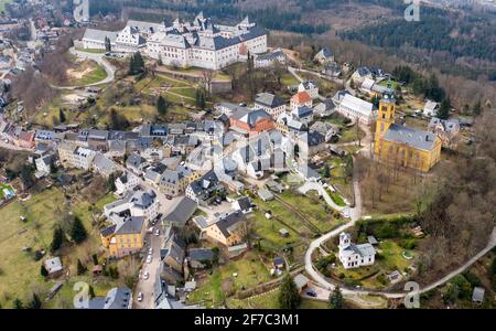 Augustusburg, Allemagne. 1er avril 2021. L'impressionnant pavillon de chasse et le palais de plaisir domine la vue de la petite ville. Après cinq mois de confinement, les hôtels et les restaurants ont rouvert pour les visiteurs privés. Cela est rendu possible par un projet pilote qui a commencé le même jour. Dans le projet dans la ville de 4500 habitants, les invités et le personnel doivent être testés quotidiennement pour le virus corona. (Photo aérienne avec drone) Credit: Jan Woitas/dpa-Zentralbild/dpa/Alay Live News Banque D'Images