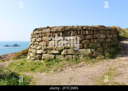 Mur autour d'un puits de mine désutilisé sur le sentier côtier du Sud-Ouest près de cape Cornwall, St Just, Cornwall, Angleterre. Banque D'Images