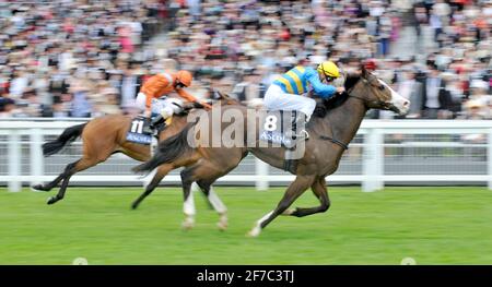 ROYAL ASCOT 2009. 1er JOUR. 16/6/09. LES ROIS TIENNENT DES PIQUETS. STEVEN ARNOLD SUR L'EXPLOSION PITTORESQUE GAGNE. PHOTO DAVID ASHDOWN Banque D'Images