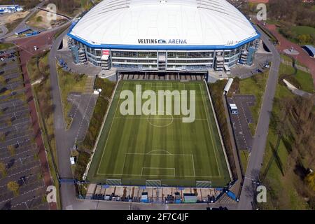 Gelsenkirchen, Allemagne. 31 mars 2020. Firo: 31.03.2020, football, 1er Bundesliga, saison 2019/2020, FC Schalke 04, stade, arène, VELTINS ARENA, ARENA AUF SCHALKE, vue extérieure, vue aérienne, d'en haut, drone, drone, drone photo, terrain de jeu, terrain de tir étendu, | usage dans le monde crédit: dpa/Alay Live News Banque D'Images