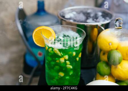 Cocktails avec ou sans alcool multicolores et pailles Banque D'Images