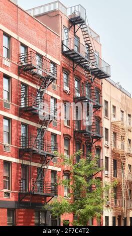 Rangée de vieux bâtiments avec des évasions de feu, New York City, États-Unis. Banque D'Images