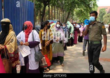 Dhaka, Dhaka, Bangladesh. 6 avril 2021. Les gens attendent dans une file d'attente car ils ne maintiennent pas de distanciation sociale devant le stand de collecte d'échantillons pour se faire tester de l'infection Covid-19 au Shaheed Suhrawardy Medical College and Hospital de Dhaka, au Bangladesh, le 06 avril, 2021.aujourd'hui, le Bangladesh a enregistré le plus grand nombre de cas de Covid-19 dans un jour 7,273 et de décès 66 depuis, la pandémie a éclaté dans le pays en mars de l'année dernière. Credit: Abu Sufian Jewel/ZUMA Wire/Alay Live News Banque D'Images