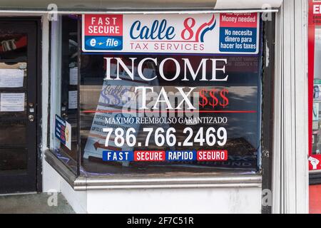 Calle 8 Tax Services storefront in Miami promotes fast, secure income tax help in English and Spanish, Miami, Florida, USA Banque D'Images