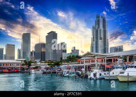 Horizon du centre-ville de Miami et Bayside Marina au coucher du soleil avec des bateaux amarrés et des nuages spectaculaires au-dessus de la tête, Floride, États-Unis Banque D'Images