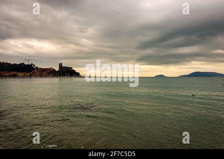 Seascape et ville de Lerici en hiver, le golfe de la Spezia a également appelé le golfe de Poètes, Ligurie, Italie, Europe. À l'horizon, les îles Palmaria et Tino. Banque D'Images