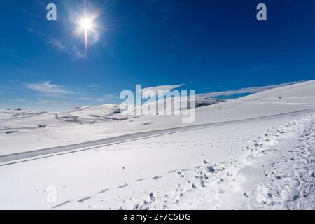 Station de ski en hiver avec neige sur le plateau de Lessinia et Monte Tomba. Parc naturel régional de la province de Vérone, Malga San Giorgio, Vénétie, Italie, Europe Banque D'Images