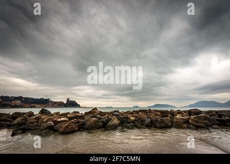 Ville de Lerici en hiver avec paysage marin et falaises. Golfe de la Spezia. Ligurie, Italie, Europe. Îles Palmaria et Tino. Porto Venere. Banque D'Images