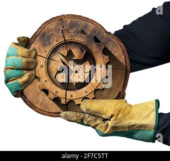 Mains gantées montrant un symbole de recyclage fait d'un tronc d'arbre en bois avec une roue dentée. Concept de ressources durables. Isolé sur fond blanc. Banque D'Images