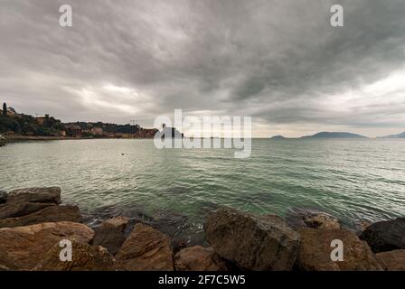 Ville de Lerici en hiver avec paysage marin et falaises. Golfe de la Spezia. Ligurie, Italie, Europe. Îles Palmaria et Tino. Porto Venere. Banque D'Images