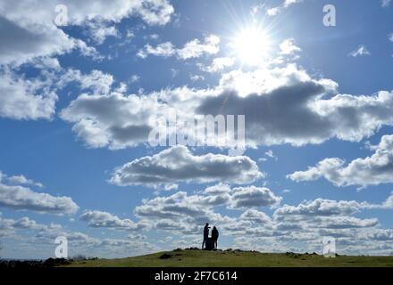 Leicester, Leicestershire, Royaume-Uni 6 avril 2021. Météo Royaume-Uni. Promeneurs appréciant le temps sur un ciel bleu et ciel nuageux jour de printemps à Beacon Hill dans Leicestershire. Alex Hannam/Alamy Live News Banque D'Images