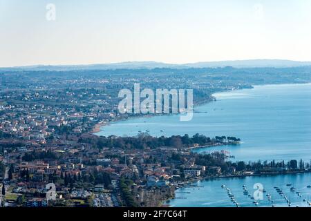 Vue aérienne du lac de Garde (Lago di Garda) avec les petits villages de Bardolino, Cisano et Lazise, vue de la Rocca di Garda, Vénétie, Italie. Banque D'Images