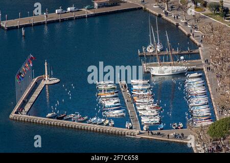 Vue aérienne du port de la petite ville de Garda, station touristique sur la côte du lac de Garde, vue de la Rocca di Garda. Vénétie, Vérone, Italie. Banque D'Images