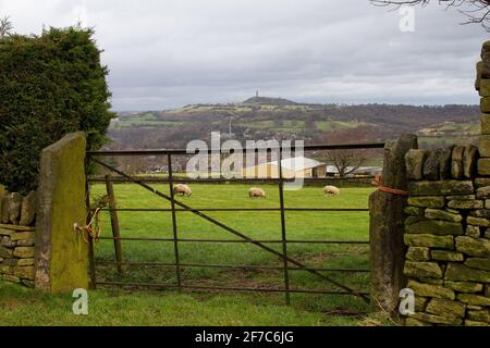 Castle Hill vu de Honley Village Banque D'Images