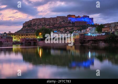 Mehrangarh fort dans le crépuscule. Jodhpur, Inde Banque D'Images