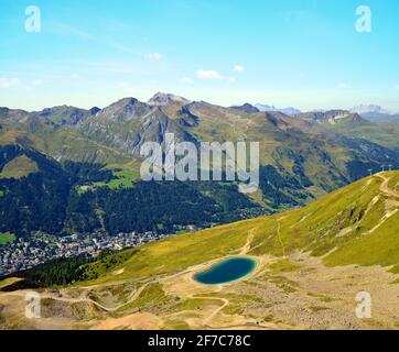 Vue sur la ville de Davos depuis le sommet de la montagne Jakobshorn dans le canton de Graubunden, alpes suisses. Banque D'Images