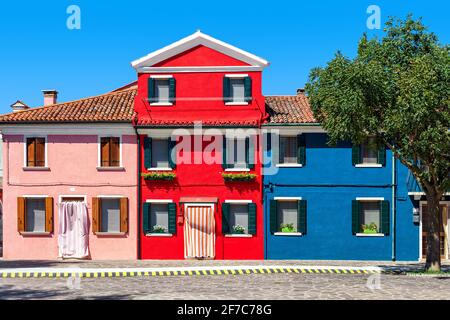 Belle façade colorée de la maison sous ciel bleu à Burano, Italie. Banque D'Images