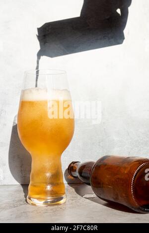 Sert de la bière, d'une canette à un verre de cristal pour IPA Banque D'Images