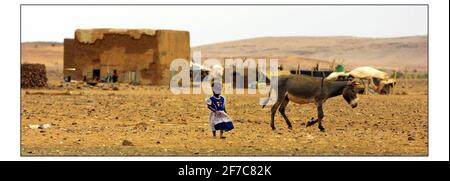 CRISE DE LA FAIM EN MAURITANIE Voir l'histoire McCarthy Le village de Glaibatt Nour, frappé par la faim, dans la sécheresse d'Aftout Région de Mauritanie photo par David Sandison Banque D'Images