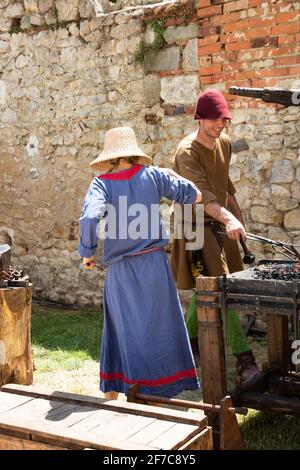NEMOURS, FRANCE - 7 JUILLET 2019 : atelier de forgeron au festival médiéval traditionnel de la ville médiévale de Nemours en Seine-et-Marne d Banque D'Images