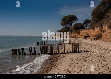 Lepe Country Park Beach avec des familles qui s'amusent à prendre leurs distances Banque D'Images