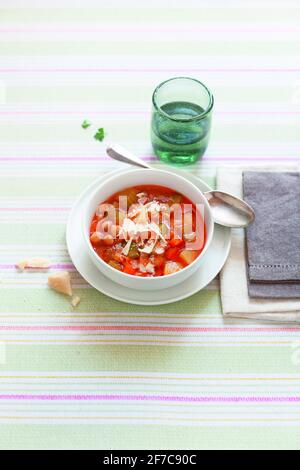 Soupe italienne de minestrone aux pois chiches et au parmesan Banque D'Images