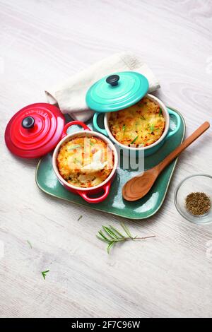 Gâteaux de poisson à la morue avec pommes de terre et romarin Banque D'Images