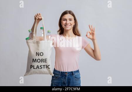 Portrait de la jeune femme tenant un sac Eco sans plus Inscription en plastique Banque D'Images