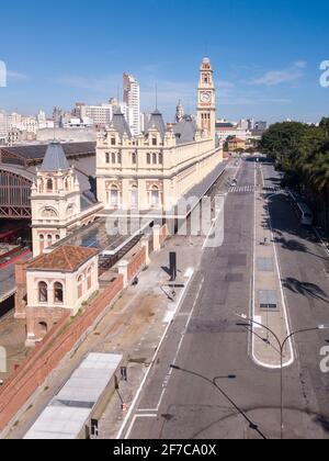 Belle vue aérienne du bâtiment de la gare Estação da Luz et des rues de la ville de São Paulo en été ensoleillé. Brésil. Concept urbain, ville Banque D'Images