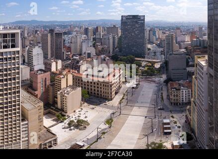 Belle vue aérienne des bâtiments d'entreprise dans la rue Vale do Anhangabau, le centre ville de São Paulo en pleine journée ensoleillée d'été. Paysage urbain brésilien. Banque D'Images