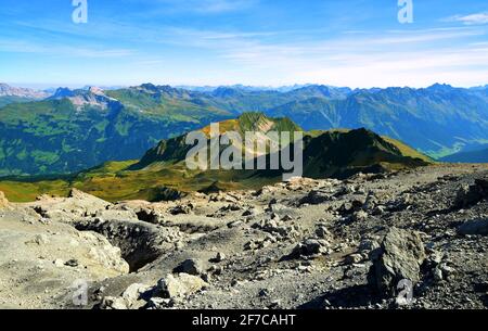 Vue depuis le sommet de la montagne Weissfluhjoch au-dessus de la ville de Davos, massif de Plessur, canton des Grisons, Suisse. Paysage alpin par temps ensoleillé. Banque D'Images