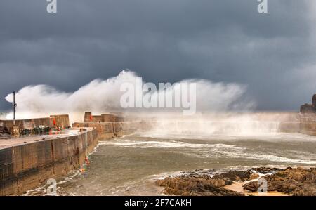 PORTKNOCKIE MORAY CÔTE ÉCOSSE TEMPÊTE VIOLENTE ET VENTS TRÈS FORTS VAGUES ET PROJECTIONS SE BRISANT AU-DESSUS DES MURS DU PORT Banque D'Images