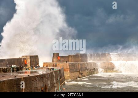 PORTKNOCKIE MORAY CÔTE ÉCOSSE TEMPÊTE VIOLENTE ET VENTS TRÈS FORTS VAGUES ET JETS QUI SE BRISENT ET SE BRISENT AU-DESSUS DES MURS DU PORT Banque D'Images