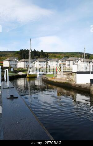 Yacht passant par le pont tournant sur le canal de Crinan à Ardrishaig, Argyll, Écosse Banque D'Images