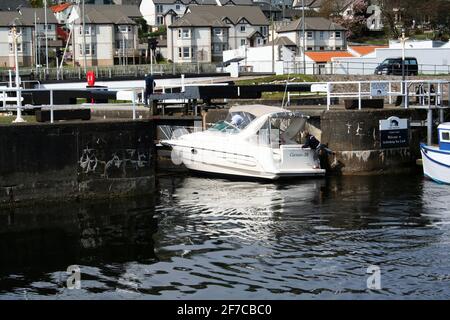 Hors-bord entrant dans le canal de Crinan depuis le Loch Gilp à Adrishaig, Argyll, Écosse Banque D'Images