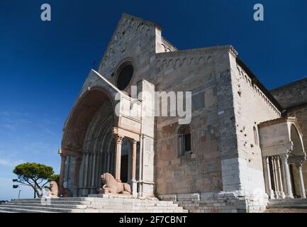 Façade de la cathédrale d'Ancona, Cattedrale di San Ciriaco sur fond bleu ciel à Ancona, Italie Banque D'Images