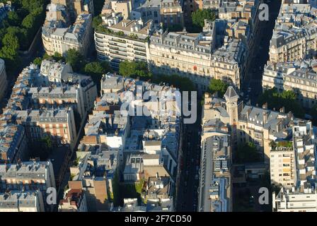 Une vue aérienne des bâtiments et des toits du centre de Paris, en France. Banque D'Images