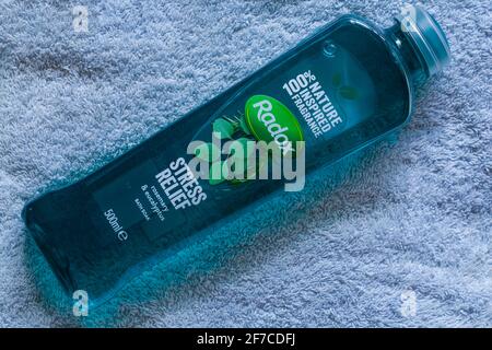 Bouteille de bain à l'eucalyptus et au romarin anti-stress de Radox serviette bleue – parfum 100 % nature Banque D'Images