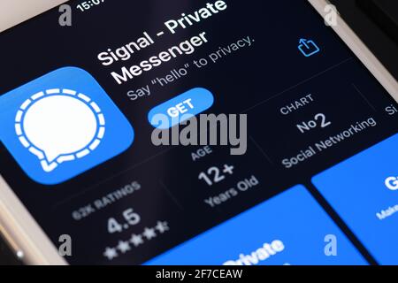 Guilherand-Granges, France - 08 février 2021. Smartphone avec logo de l'application signal. Service de messagerie chiffrée centralisée multi plate-forme. Banque D'Images
